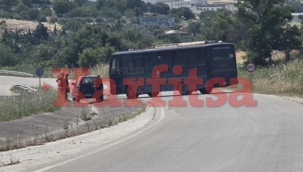 «Μπλόκο» της αστυνομίας στους αγρότες (ΦΩΤΟ)