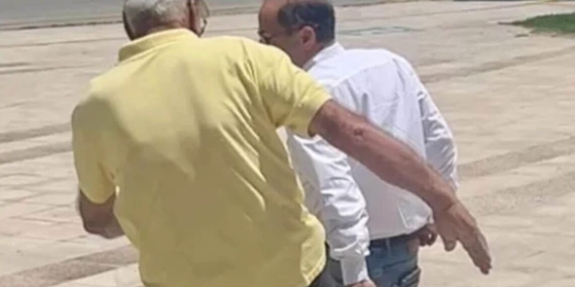 Άγριο επεισόδιο στη Ραφήνα – Πρώην δήμαρχος κλώτσησε τον Μπουρνού έξω από το δημαρχείο!