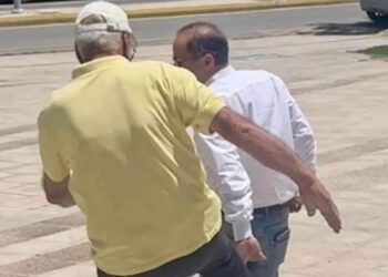 Άγριο επεισόδιο στη Ραφήνα – Πρώην δήμαρχος κλώτσησε τον Μπουρνού έξω από το δημαρχείο!