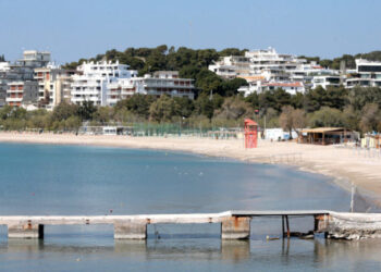 Ελικόπτερο έπεσε στη θάλασσα στη Μαρίνα Βουλιαγμένης – Επέβαιναν πέντε άτομα (Video)