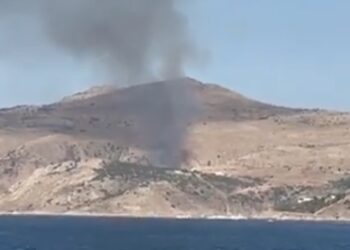 Φωτιά τώρα στην Ύδρα, καίει κοντά σε μοναστήρι