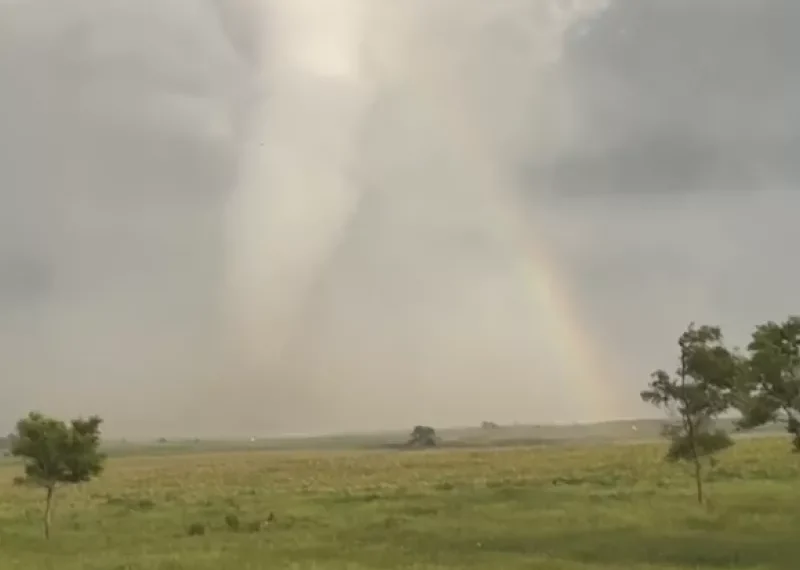 Συγκλονιστικές εικόνες: Ανεμοστρόβιλος διασχίζει ουράνιο τόξο στις ΗΠΑ – Δείτε βίντεο