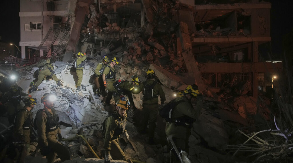 Mπαράζ επιθέσεων του Ιράν στο Ισραήλ – Τουλάχιστον 8 νεκροί, 200 τραυματίες και δεκάδες αγνοούμενοι