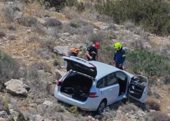 Απεγκλωβίστηκε το ζευγάρι ηλικιωμένων στα Λιμανάκια Βουλιαγμένης