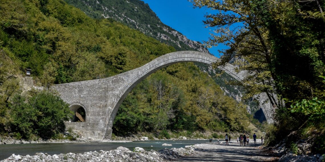 Μάχη για τη ζωή τους δίνουν οι δύο ανήλικοι που ανασύρθηκαν από τον Άραχθο