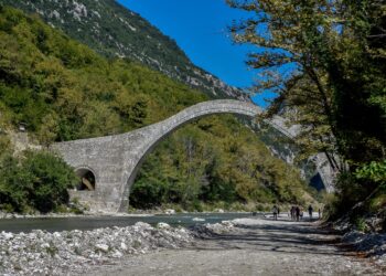 Μάχη για τη ζωή τους δίνουν οι δύο ανήλικοι που ανασύρθηκαν από τον Άραχθο