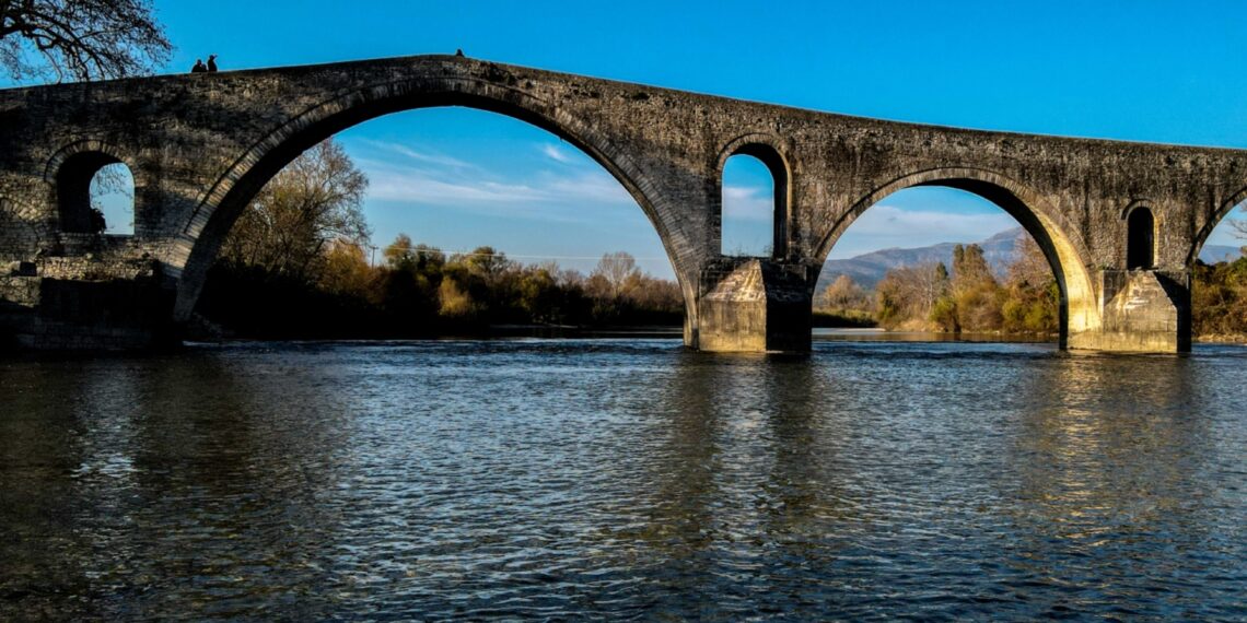 Μάχη για τη ζωή τους δίνουν οι δύο ανήλικοι που ανασύρθηκαν από τον Άραχθο