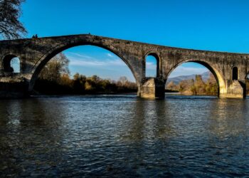 Μάχη για τη ζωή τους δίνουν οι δύο ανήλικοι που ανασύρθηκαν από τον Άραχθο