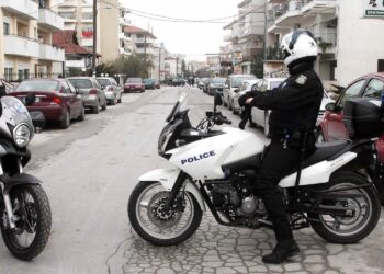 Τρόμος στη Θεσσαλονίκη: Μπούκαρε με σπαθί σε καφέ και προσπάθησε να τραυματίσει θαμώνα