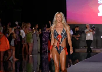 Μοντέλο κάνει σπαγγάτο στην πασαρέλα και «μαγνητίζει» τα βλέμματα (video)