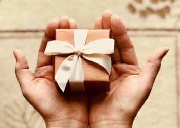 Εορτολόγιο: Ποιοι γιορτάζουν σήμερα, Κυριακή 29 Ιουνίου