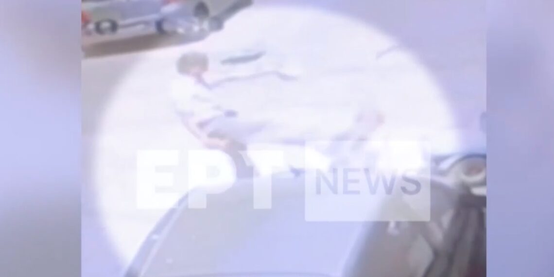 Βίντεο-σοκ από επίθεση 37χρονου σε ηλικιωμένη – Την κλώτσησε στο κεφάλι