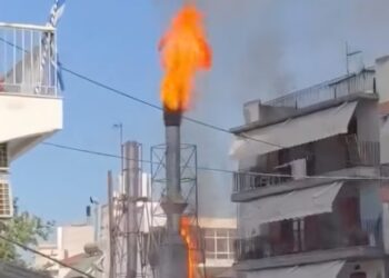 Φωτιά σε κατάστημα στον Εύοσμο – Στο σημείο η Πυροσβεστική (Video)