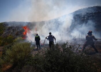 Μεγάλη φωτιά στο Άνω Σούλι Μαραθώνα – Μήνυμα από το 112 για εκκένωση προς Γραμματικό και Νέα Μάκρη