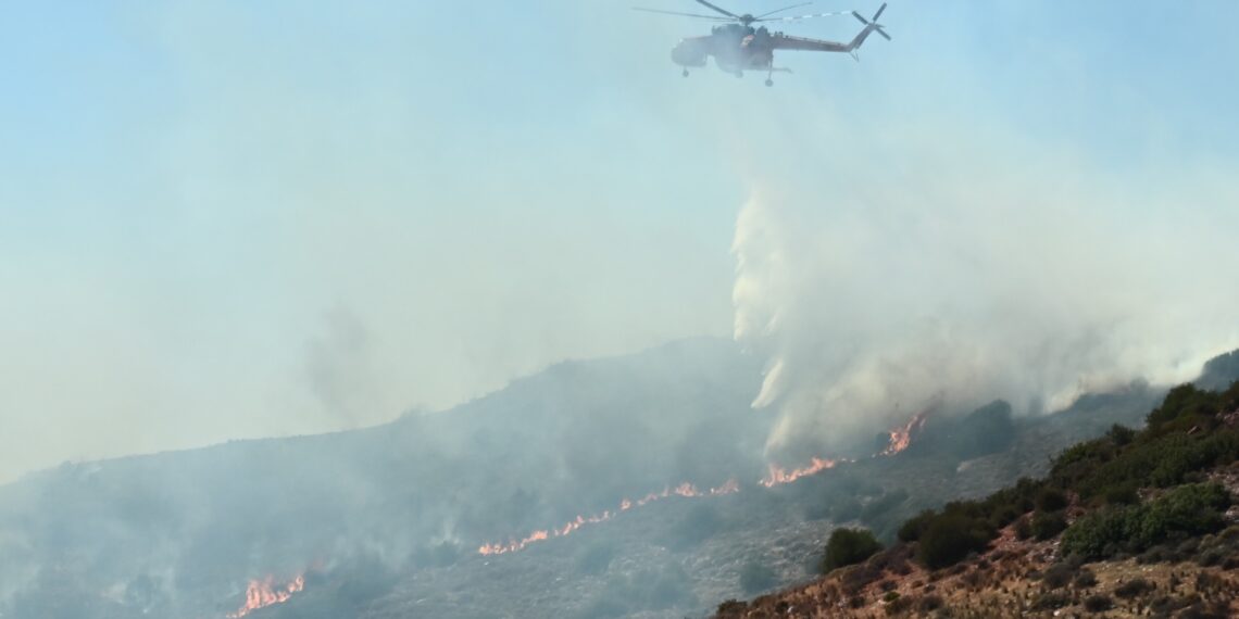 Παλαιά Φώκαια: Δύσκολη η κατάσταση με την φωτιά – «Καίγονται σπίτια»