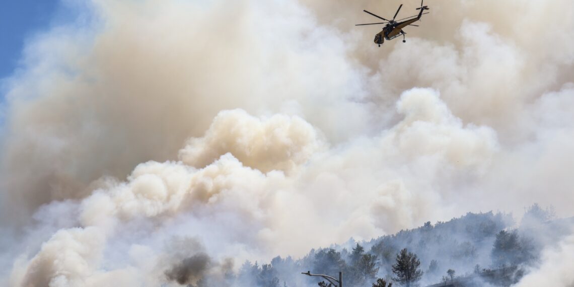 Σε κατάσταση συναγερμού η Χίος – Οι φλόγες έχουν περικυκλώσει σπίτια (Video)
