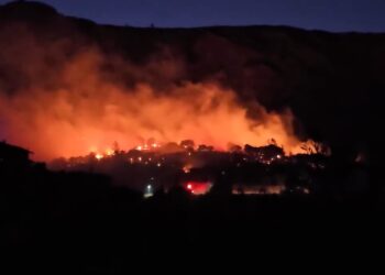 Κόλαση φωτιάς στη Χίο: Φτάνουν ενισχύσεις από Αθήνα και Θεσσαλονίκη (Φωτό+Video)