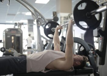 Ενδυνάμωση στήθους: Οι τρεις πυρηνικές ασκήσεις για άνδρες (Video)