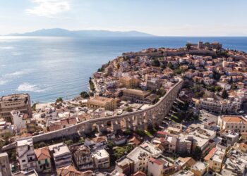 Πώς η ακρίβεια σε Χαλκιδική και νησιά ευνοεί την Καβάλα – «Απόβαση» Θεσσαλονικέων για βουτιές και διακοπές