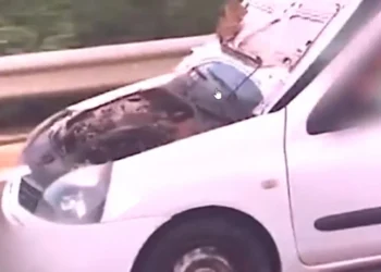 Ελλαδάρα! Οδηγούσε στην Εθνική με το καπό… σηκωμένο (video)