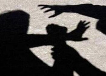 Σοκ στον Βύρωνα: Γνωστή ηθοποιός επιτέθηκε με κατσαβίδι σε 30χρονο για μια παρατήρηση!