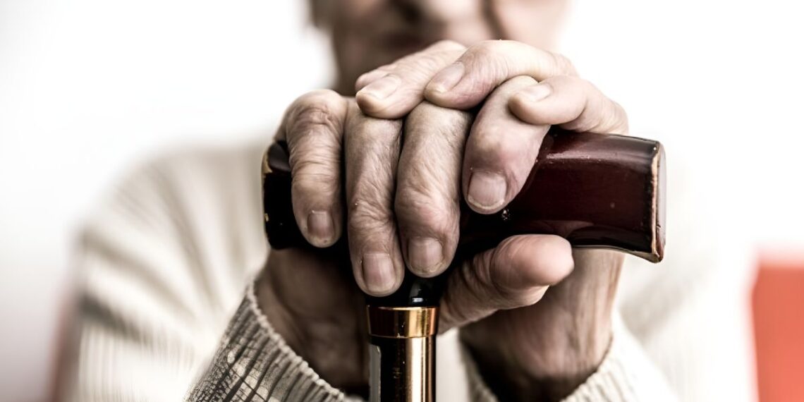 «Η Ελλάδα δεν πεθαίνει, αλλά γερνά επικίνδυνα»