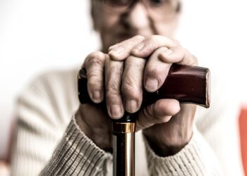 «Η Ελλάδα δεν πεθαίνει, αλλά γερνά επικίνδυνα»