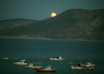 Τα Βρετανικά ΜΜΕ αποθεώνουν τις Μικρές Κυκλάδες: Τα «άθικτα πετράδια» της Ευρώπης
