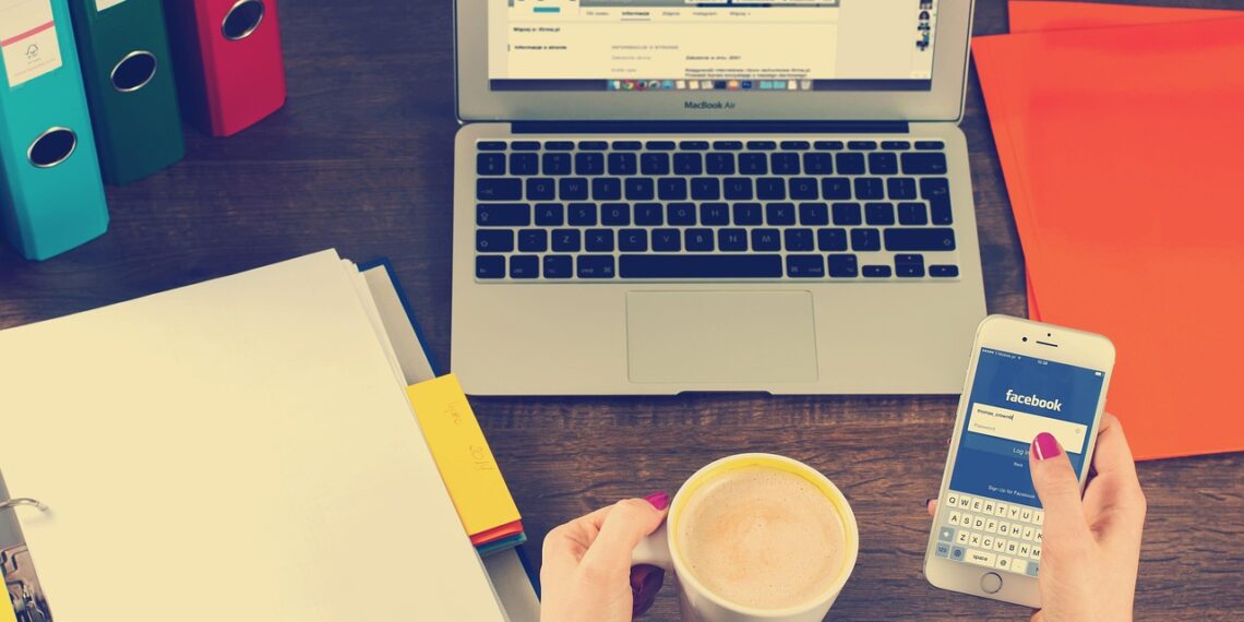 Πώς τα κοινωνικά δίκτυα επηρεάζουν τις ταξιδιωτικές επιλογές το 2025