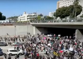 Κλιμακώνονται οι εντάσεις στο Λος Άντζελες – Απαγόρευση συναθροίσεων ανακοίνωσε η Αστυνομία