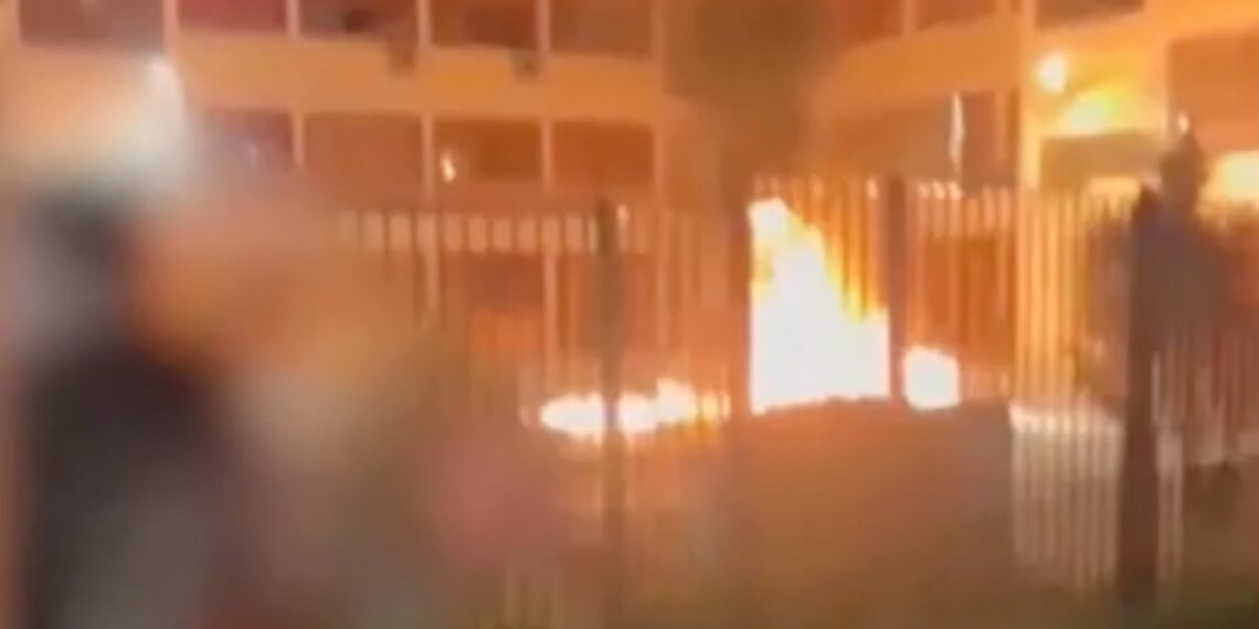 Νεαροί έβαλαν φωτιά σε σχολείο στο Μενίδι – «Το κάψαμε επιτέλους»