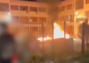 Νεαροί έβαλαν φωτιά σε σχολείο στο Μενίδι – «Το κάψαμε επιτέλους»