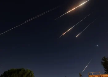 Το Ιράν απειλεί ότι θα χτυπήσει και αμερικανικές βάσεις