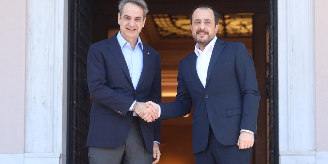 Τηλεφωνική επικοινωνία Μητσοτάκη – Χριστοδουλίδη για τις εξελίξεις στη Μέση Ανατολή