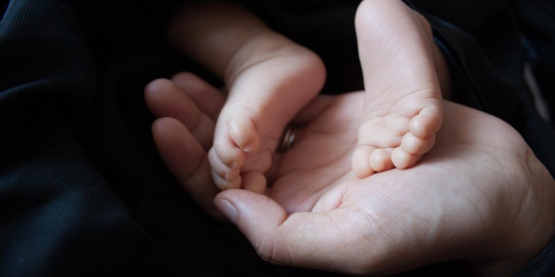 Σοκ στην Πάρο: Πέθανε βρέφος 5 μηνών, συνελήφθησαν οι γονείς του