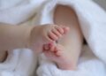 Θεσσαλονίκη: Άφαντοι οι γονείς που παράτησαν το μωρό τους στο μπαλκόνι (Video)