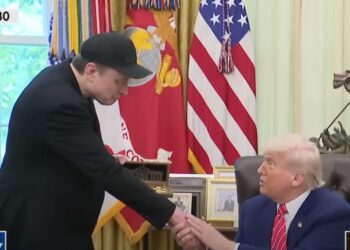 Ξεπερνά κάθε όριο η κόντρα Τραμπ και Μασκ: «Έχει χάσει το μυαλό του»