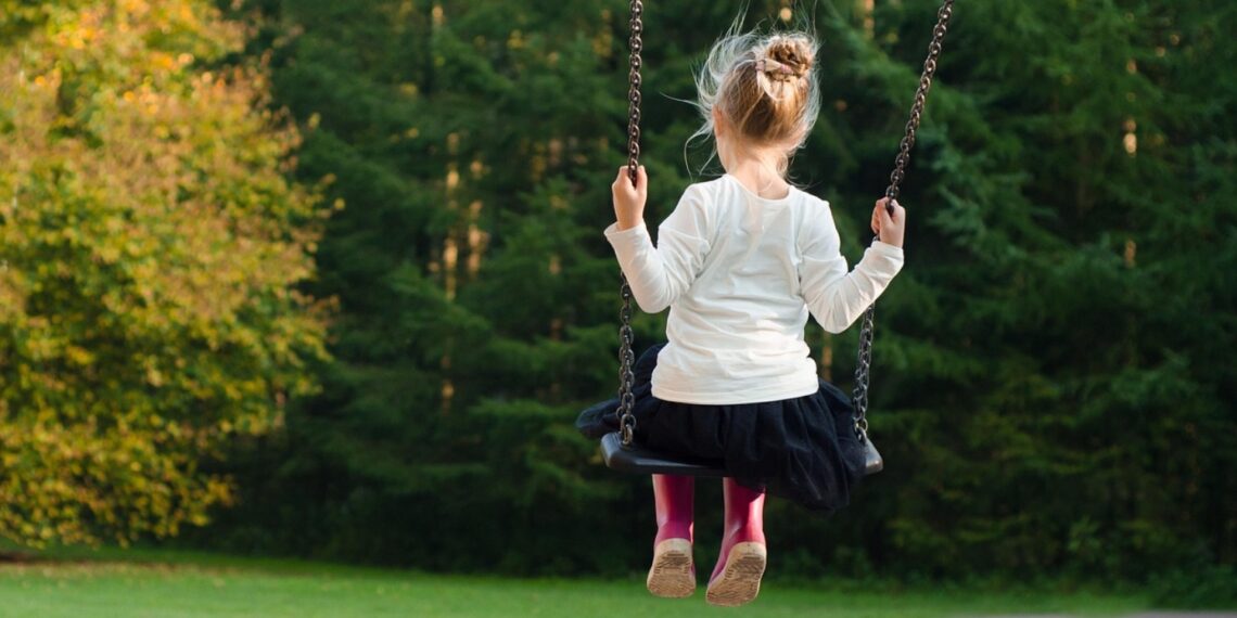 Τα παιδιά από φτωχότερες οικογένειες γερνούν πιο γρήγορα, σύμφωνα με μελέτη