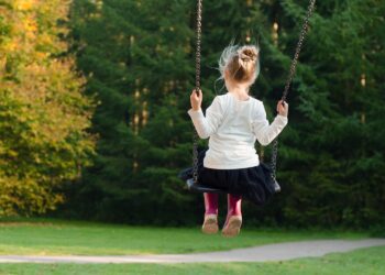 Τα παιδιά από φτωχότερες οικογένειες γερνούν πιο γρήγορα, σύμφωνα με μελέτη