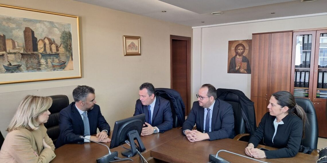 Στη σκιά της θέμιδος