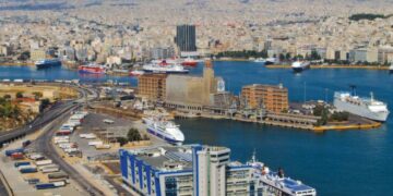 Πειραιάς: Έφοδος της ΕΛΑΣ σε τελωνείο για εκτελωνιστικές απάτες – Βρέθηκαν 4,5 εκατ. ευρώ μετρητά