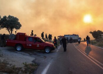 Φωτιά στη Χίο: Bρέθηκε μπετόνι με βενζίνη! (Video)