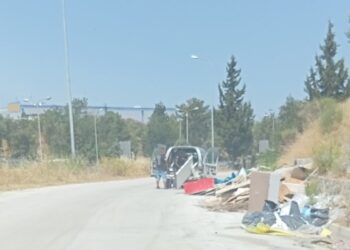 Παρέμβαση των Αρχών σε παράδρομο της Εθνικής – Ρομά πετούσαν μπάζα και σκουπίδια (ΦΩΤΟ)