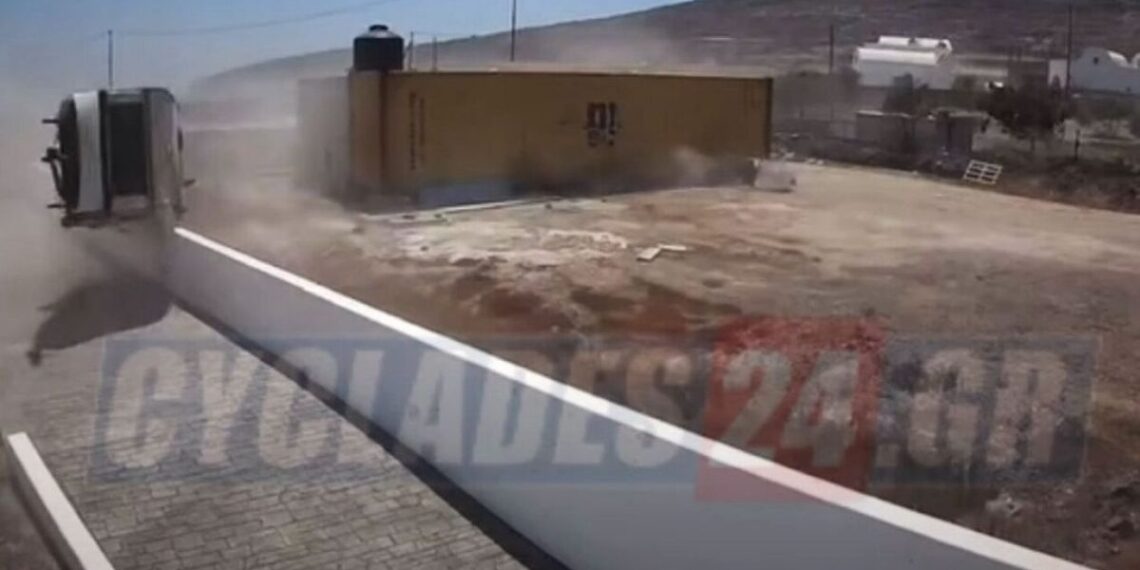 Σαντορίνη: Το πήρε και το σήκωσε στον αέρα το τροχόσπιτο (video)