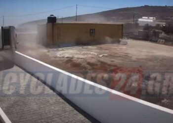 Σαντορίνη: Το πήρε και το σήκωσε στον αέρα το τροχόσπιτο (video)