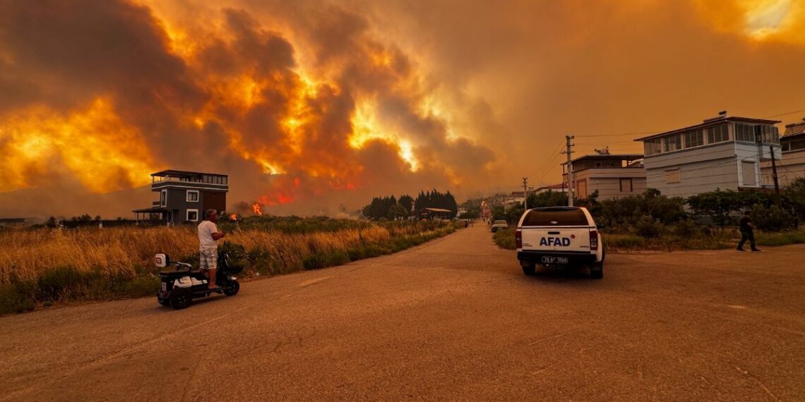 Τουρκία: Μεγάλη πυρκαγιά απειλεί σπίτια και τη βιομηχανική ζώνη της Σμύρνης (ΦΩΤΟ+video)