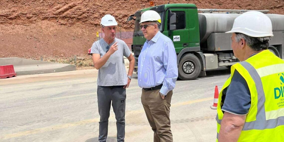 Ξανά σε κυκλοφορία η περιφερειακή οδός μετά το γκρέμισμα της γέφυρας στην Περραιβού (ΦΩΤΟ)