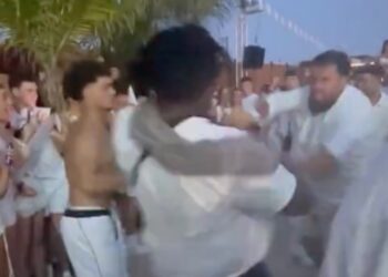 Ξύλο μετά μουσικής στη Ζάκυνθο – Αντάλλαξαν μπουνιές μπροστά σε θαμώνες (Vid)