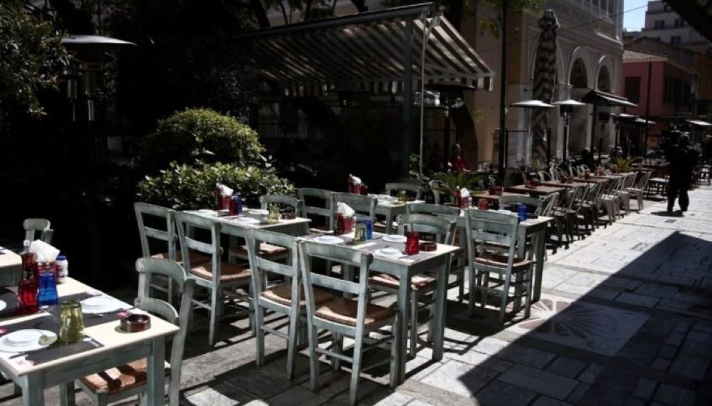 Ανεξέλεγκτη η ανάπτυξη τραπεζοκαθισμάτων: Το 50% χωρίς άδεια από τους δήμους