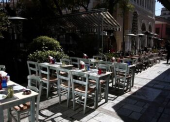 Ανεξέλεγκτη η ανάπτυξη τραπεζοκαθισμάτων: Το 50% χωρίς άδεια από τους δήμους